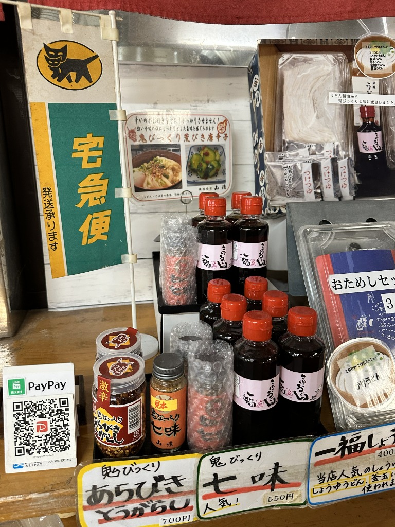 店内のおみやげコーナーに並ぶ特製つゆなどの商品